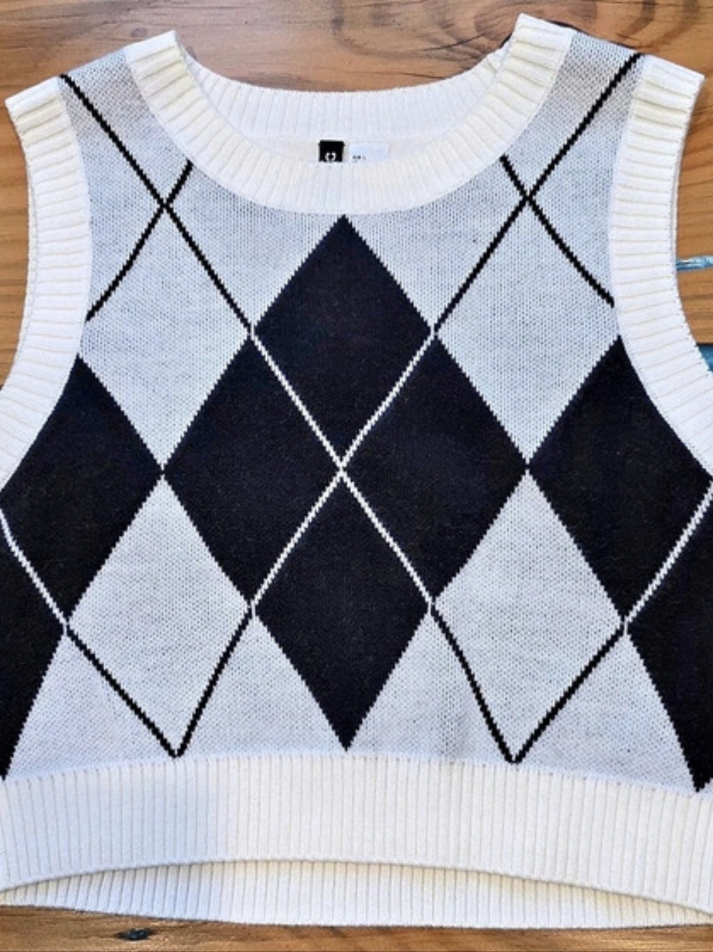 Women's Argyle Cropped Sweater Vest in White & Black Size Large